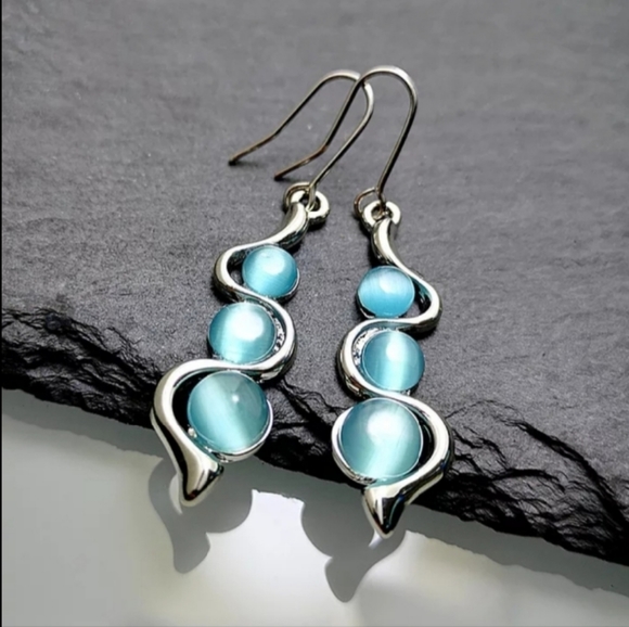Jewelry - 🎀Stunning Moonstone Twist Drop Earings